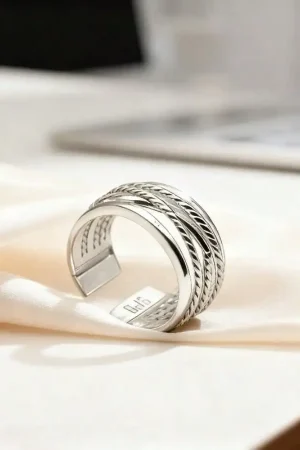 Anti allergic delicate silver tone ring, suitable for stacking in autumn and winter, as a daily gift for girlfriends.